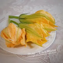Цветки тыквы/цукини/кабачка фаршированные сыром в заготовку