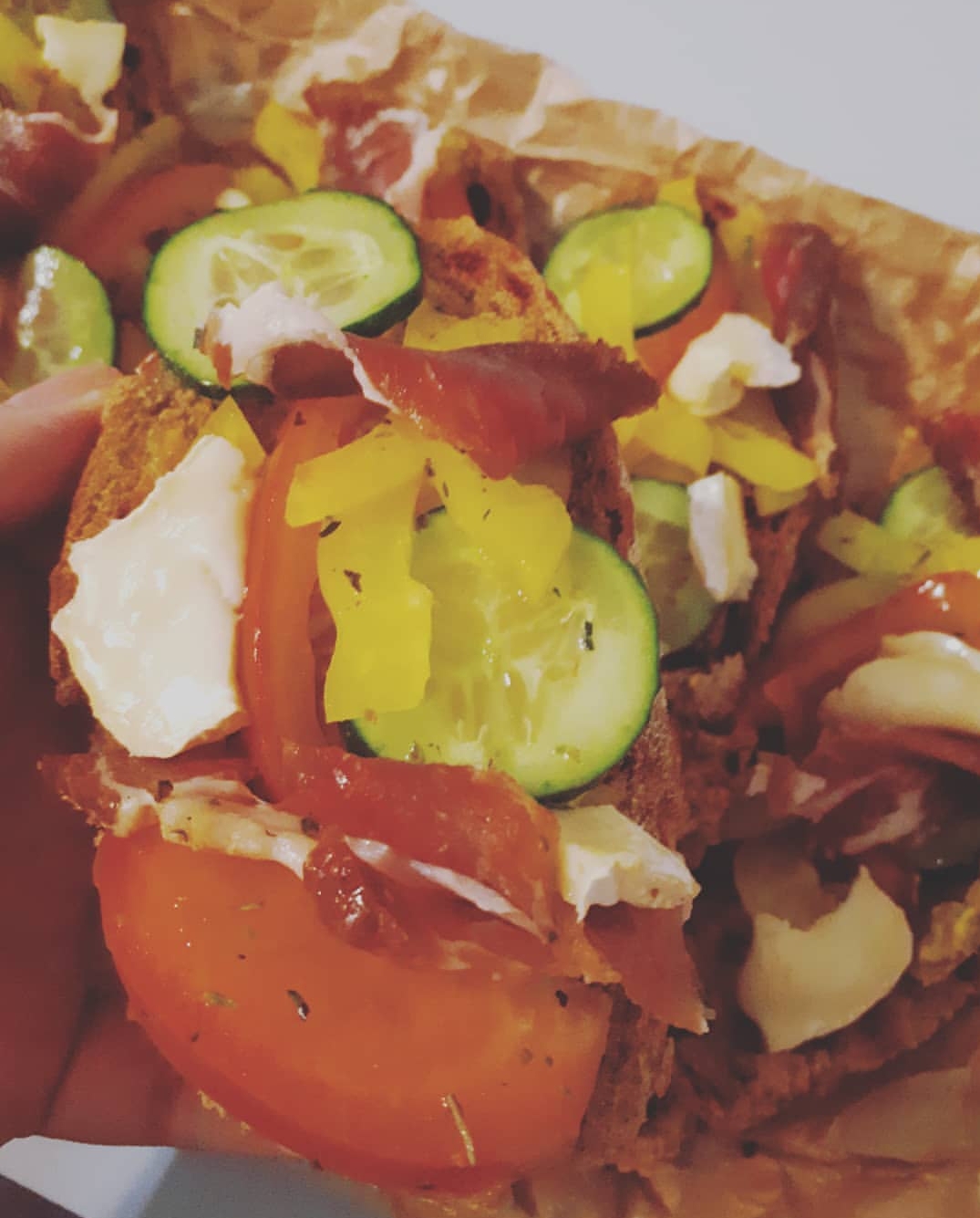 Брускетта с салатом, солониной и бри