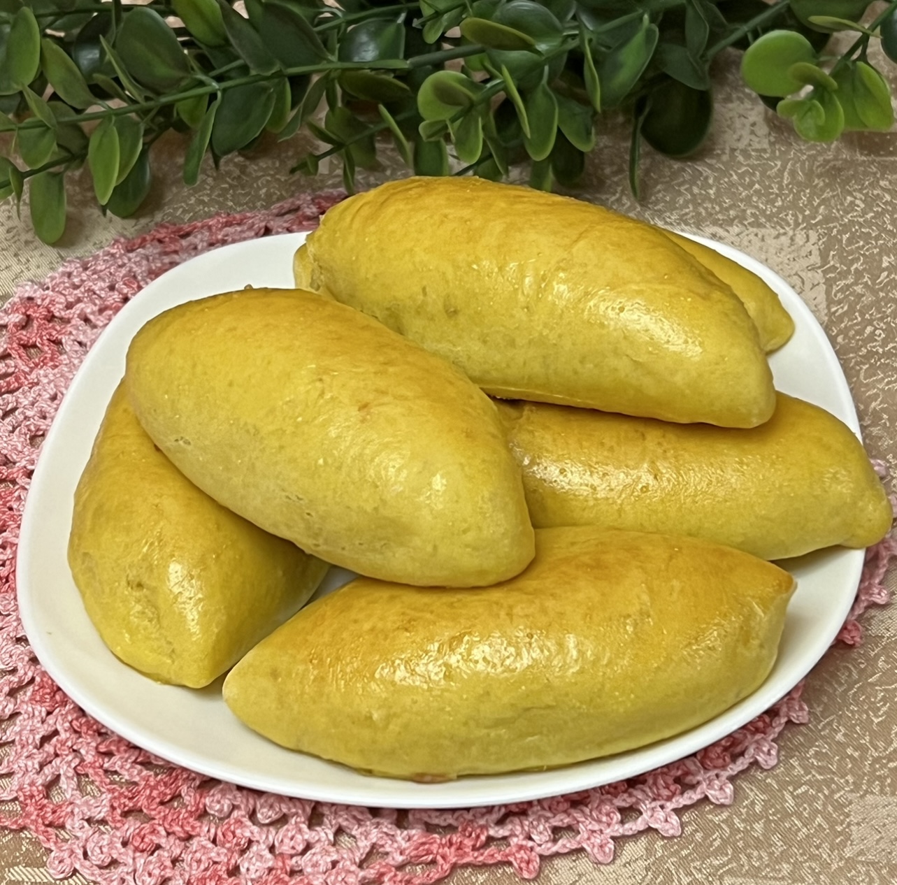 Пирожки из тыквенного теста с яблоками и ревенем