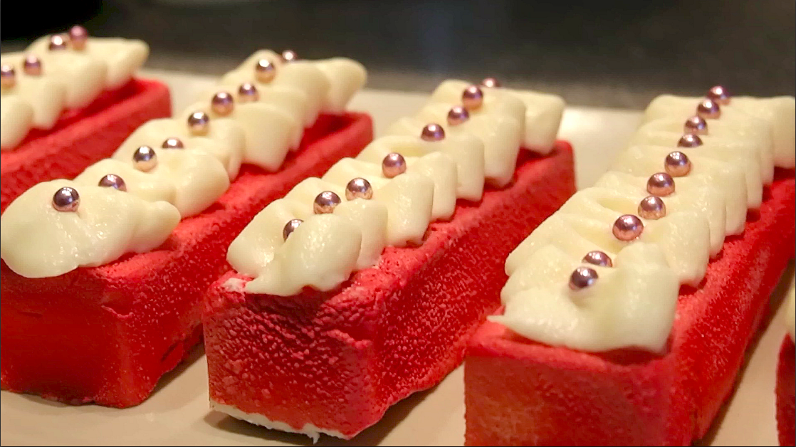 Муссовое пирожное из белого шоколада с яблоками