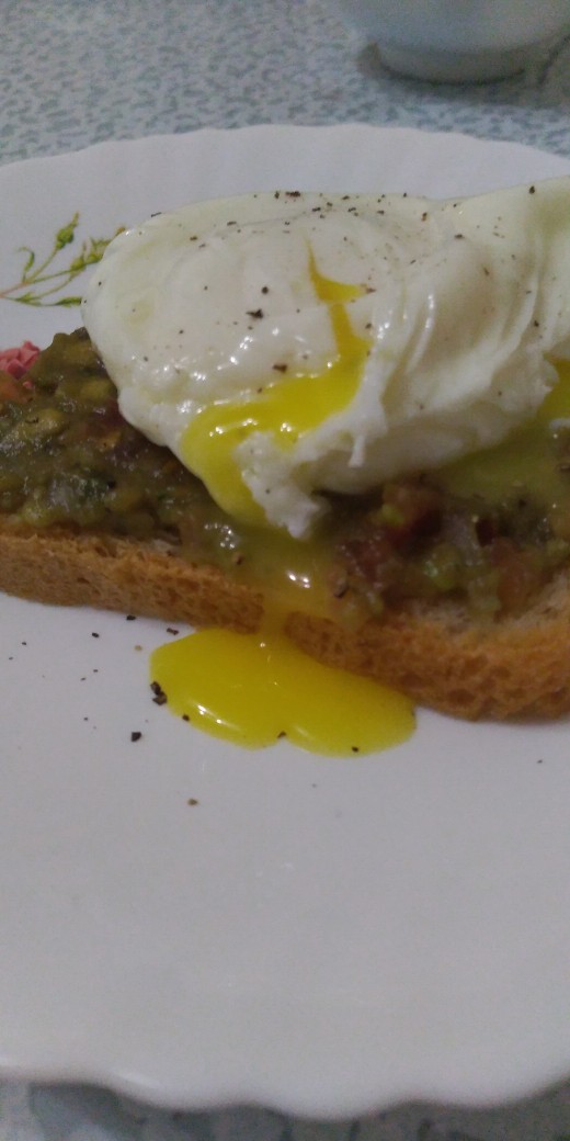 Бутерброд с гуакамоле и яйцом-пашот