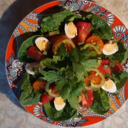 Салат с лососем, авокадо и перепелиными яйцами