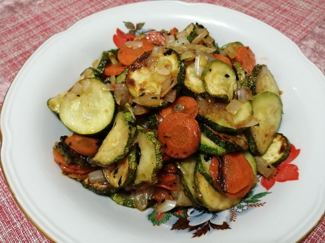Цукини с жареными овощами и базиликом