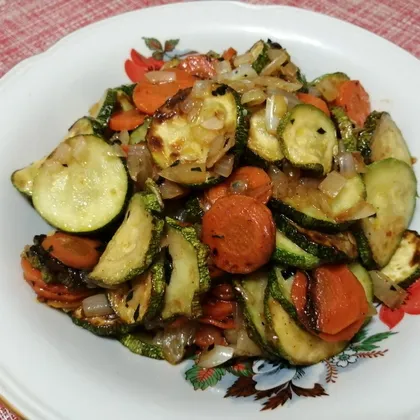 Цукини с жареными овощами и базиликом