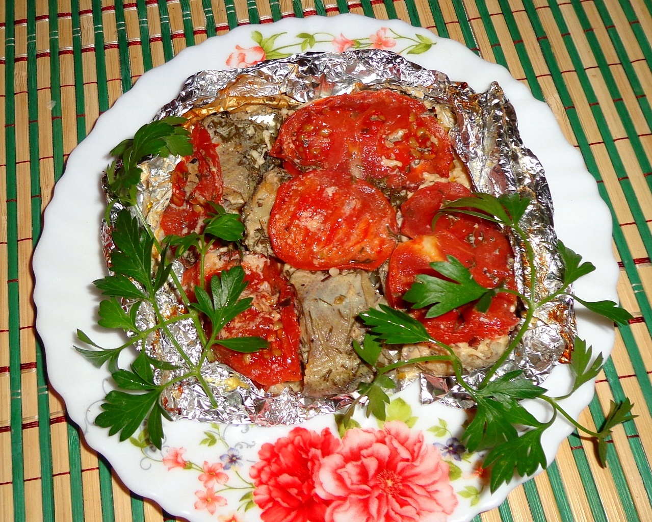 Минтай запеченный с помидорами