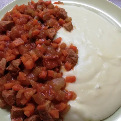 Итальянская кухня :Мясные кусочки в томатном соусе