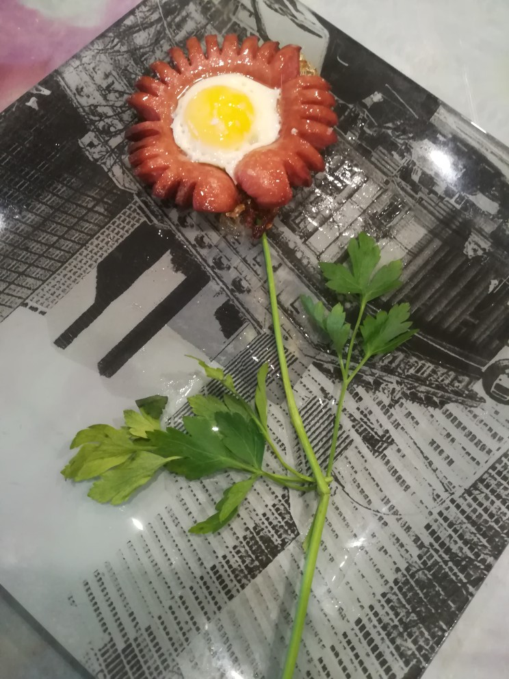 Завтрак, ромашка из сосиски и яйца