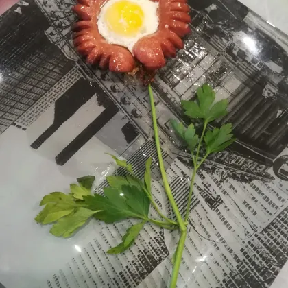 Завтрак, ромашка из сосиски и яйца