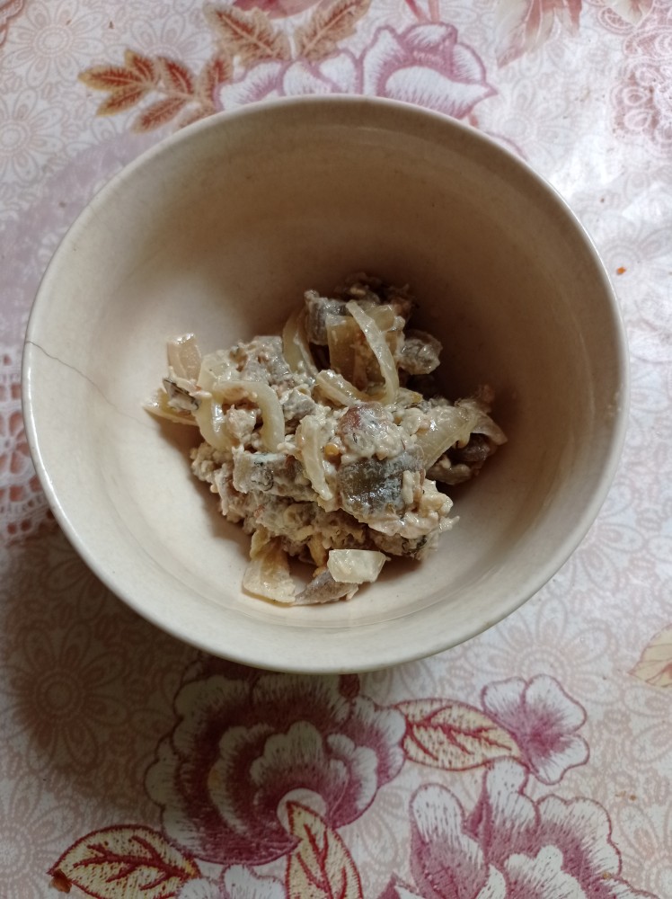 Салат с баклажаном, сыром и яицом
