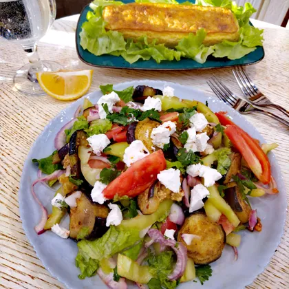 Салат с баклажанами, брынзой и овощами