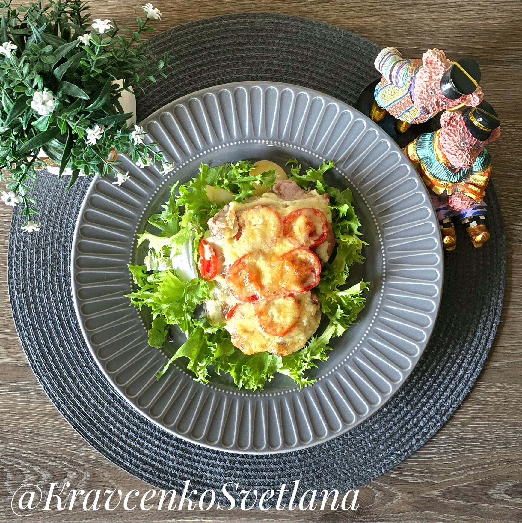 Свинина с картошкой и помидорами в духовке