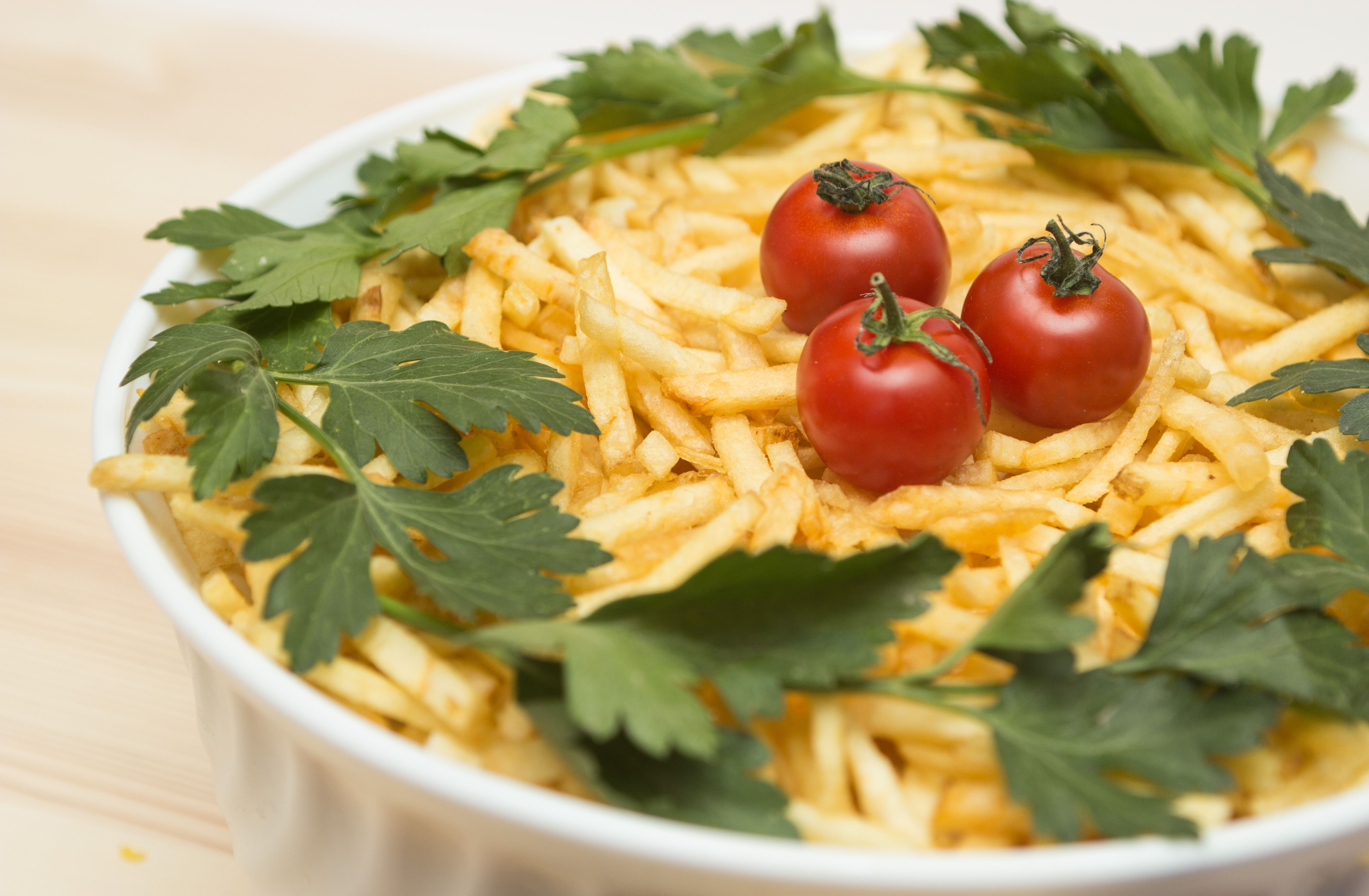 Слоеный салат с грибами, куриным филе и картошечкой фри