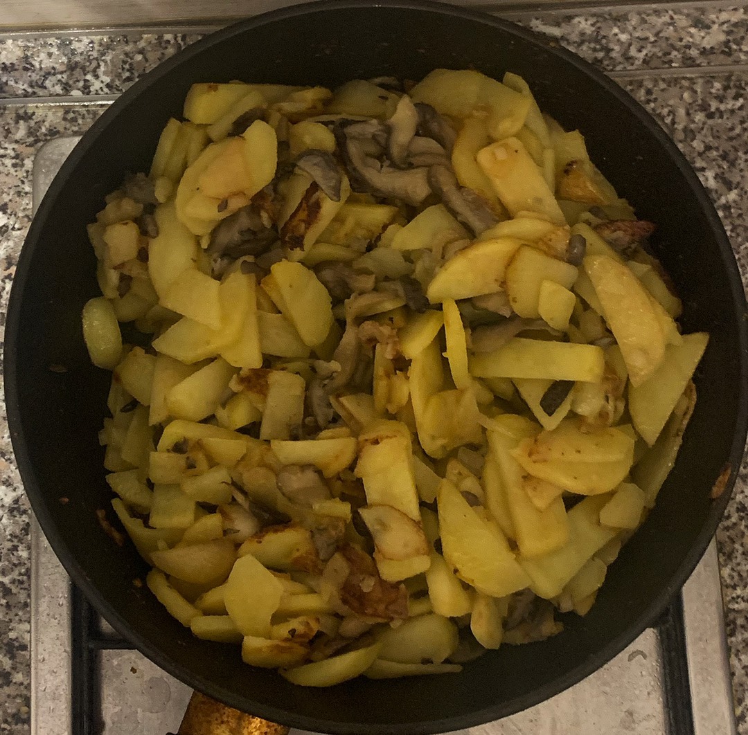 Жареный картофель с шампиньонами в сметане – пошаговый рецепт приготовления с фото