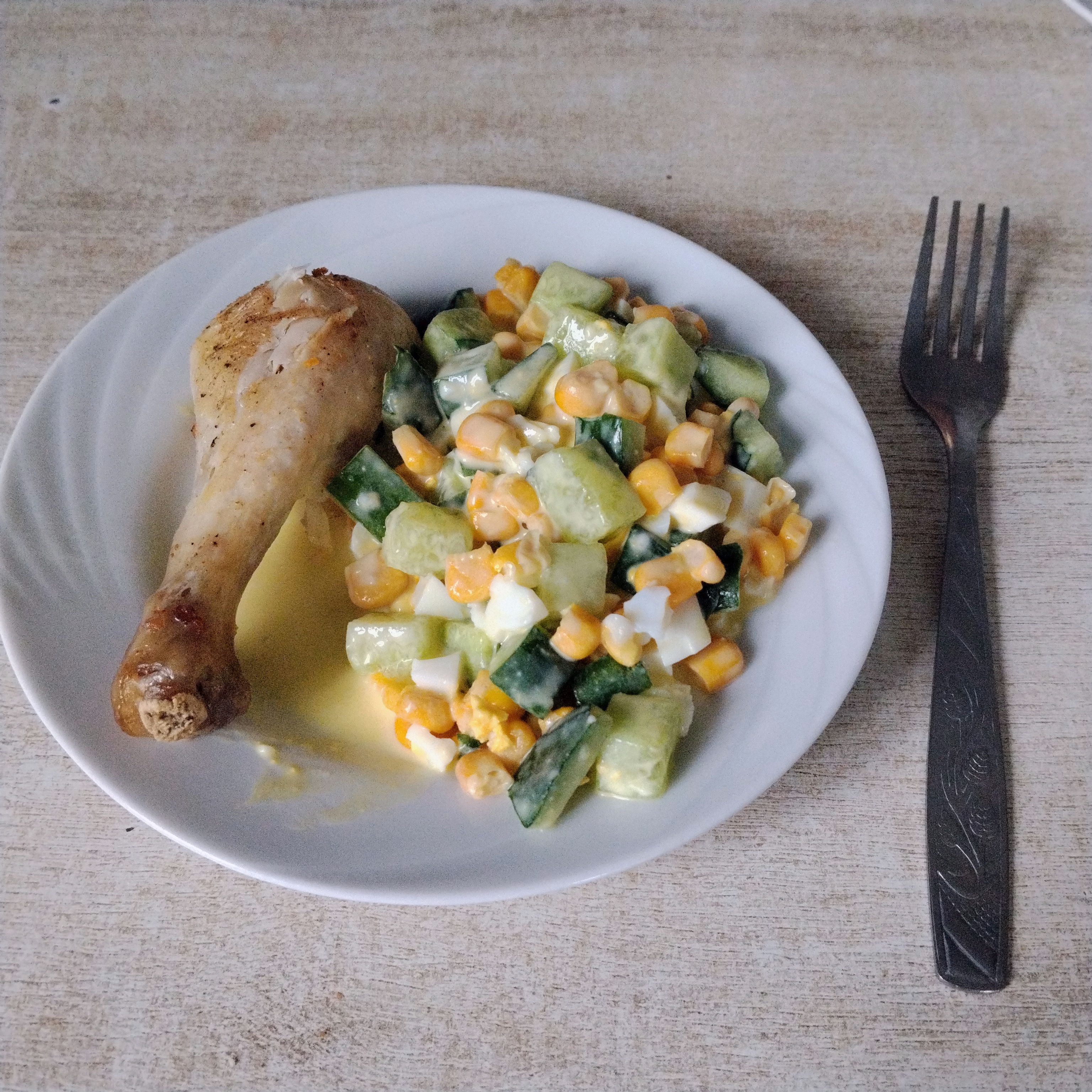 Салат из огурцов, яиц и кукурузы
