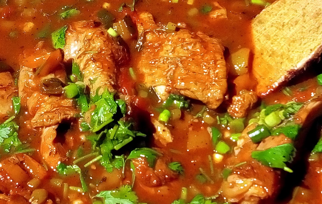 Куриные окорочка в казане с овощами и чесночными стрелками