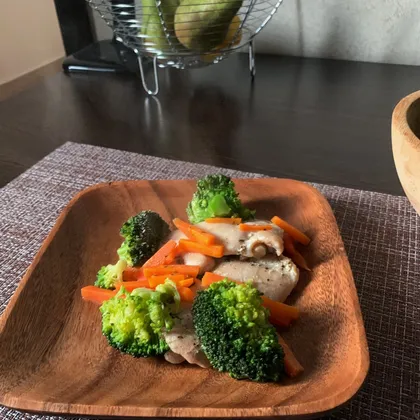 Тушеная пп курочка с брокколи и морковью