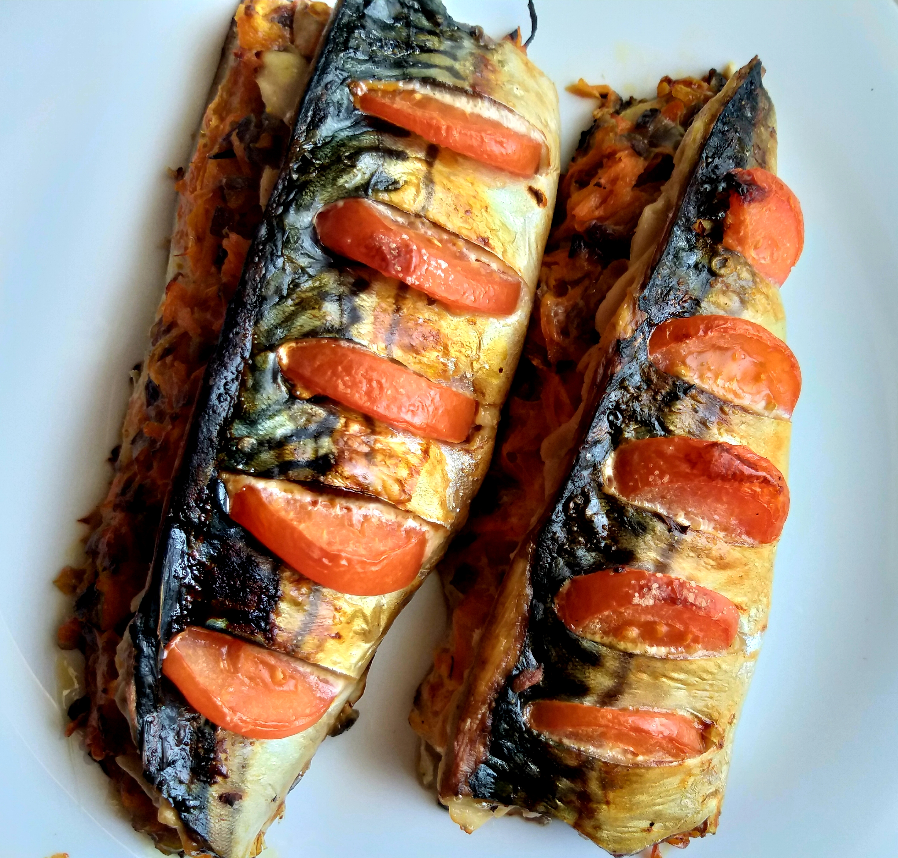 Вариант 1: Скумбрия в духовке с морковью - классический рецепт с фото