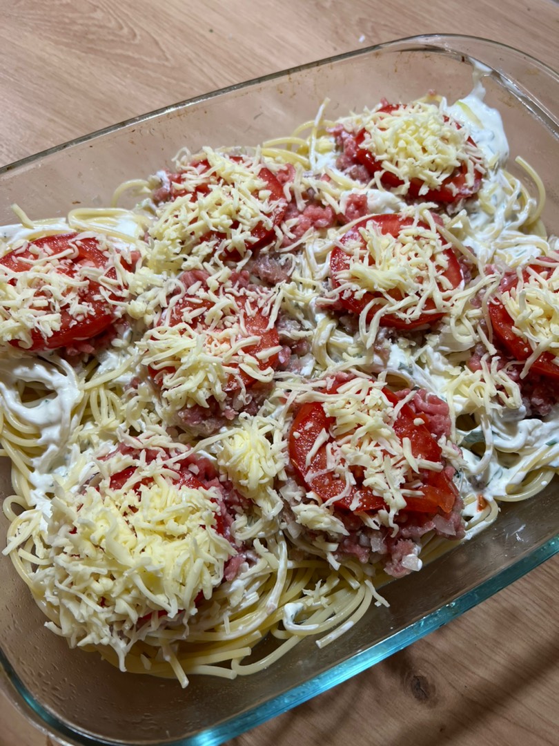 "Гнёзда" из спагетти с фаршем, помидорами и сыром (в духовке)