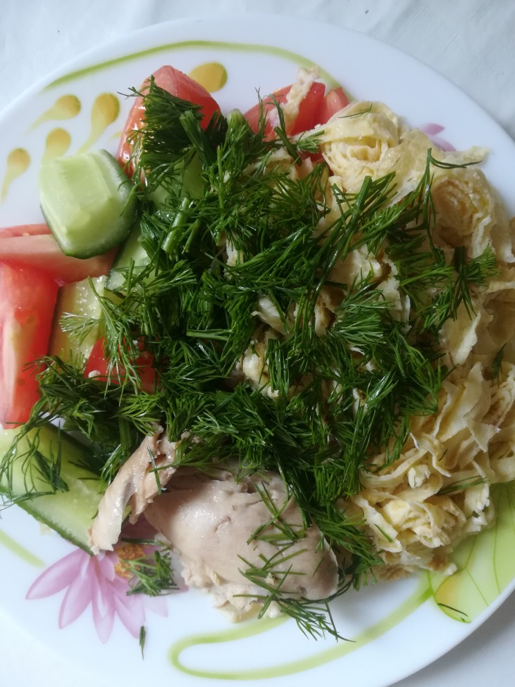Мясной салат с яичными блинчиками и огурцами