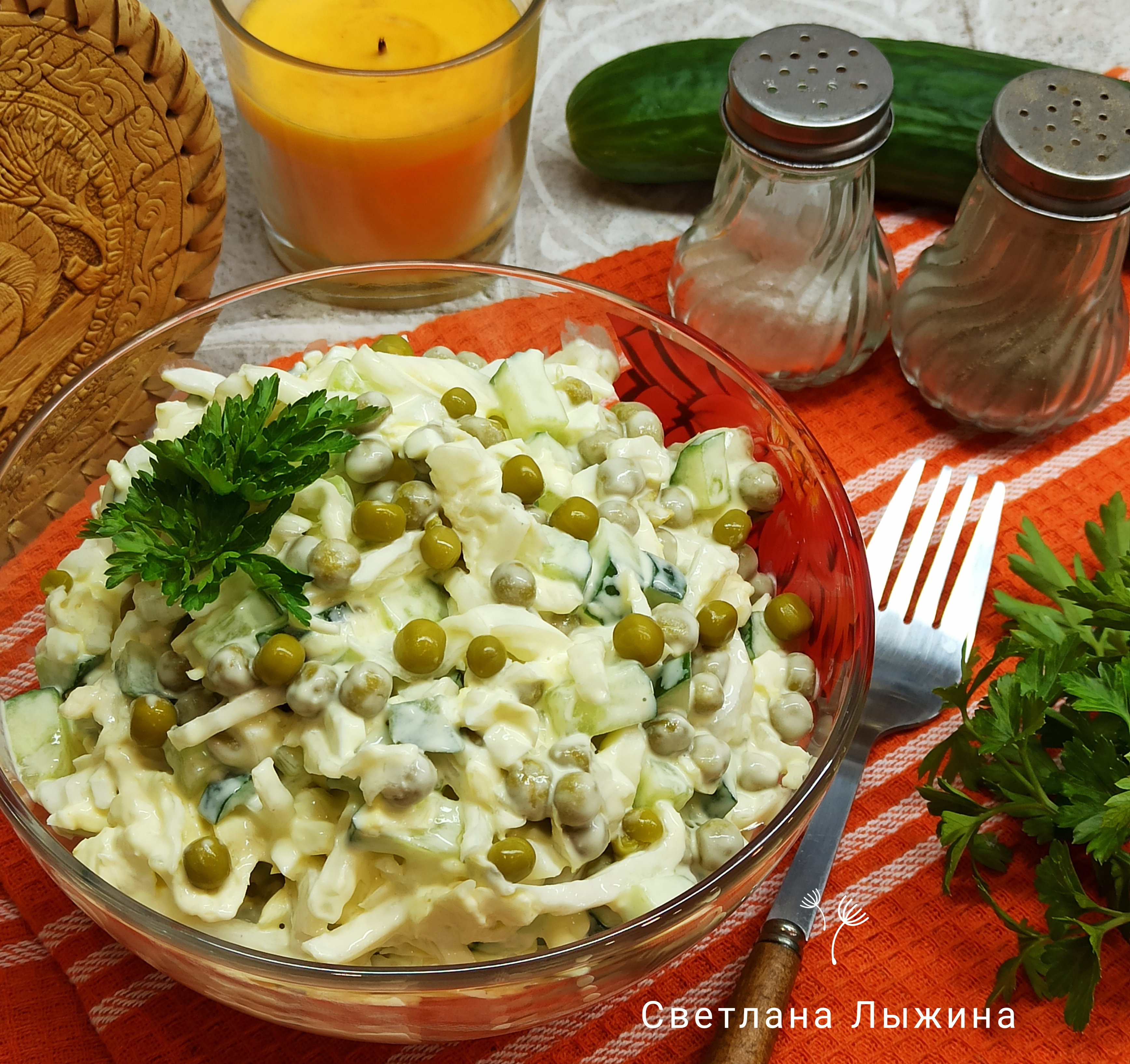 Салат из пекинской капусты с огурцом и горошком 