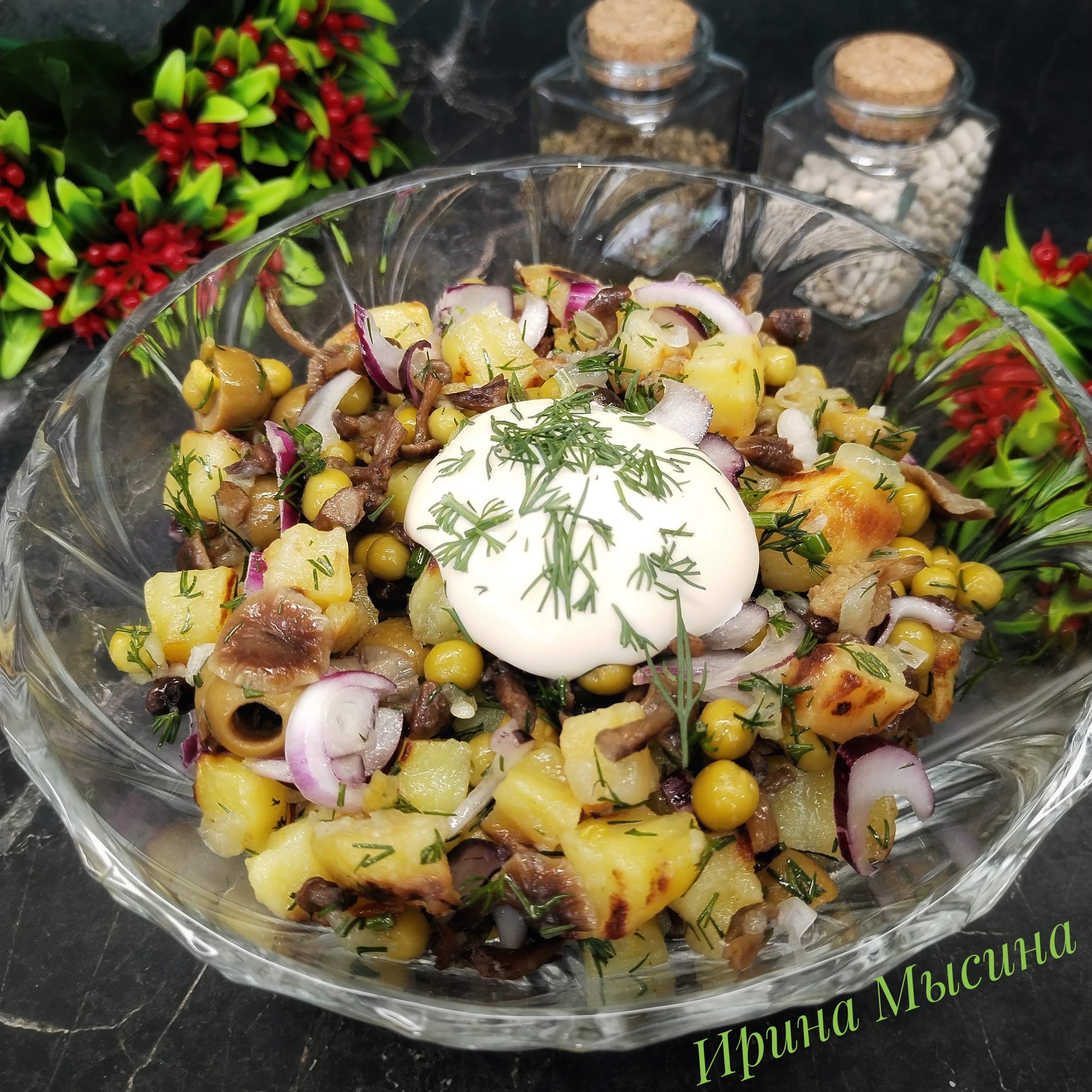 Картофельный салат с грибами и оливками