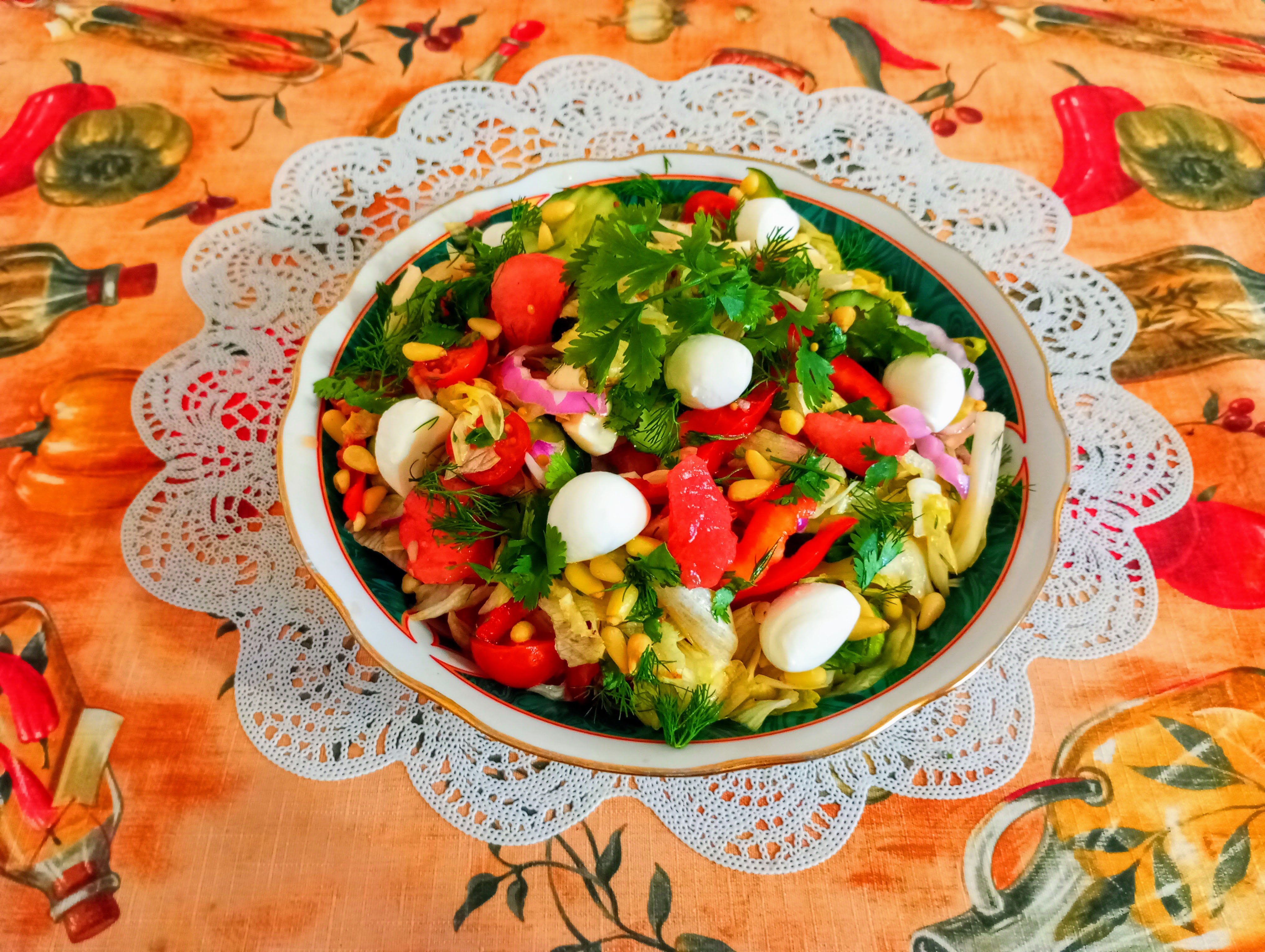 Салат овощной с сыром моцарелла и арбузом