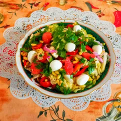 Салат овощной с сыром моцарелла и арбузом