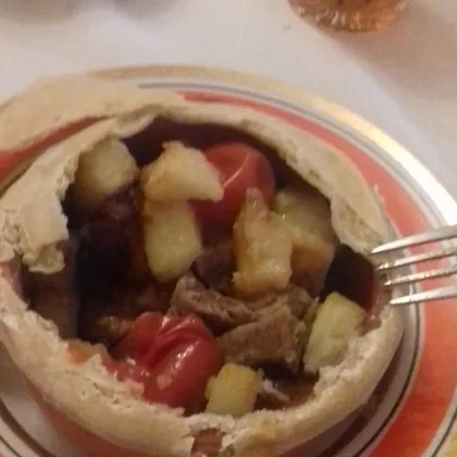 Saxsi qabda kartofla ət / Мясо с картофелем в салатнице