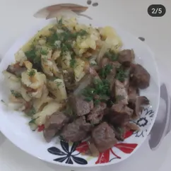 Жареная картошка с мясом и грибами