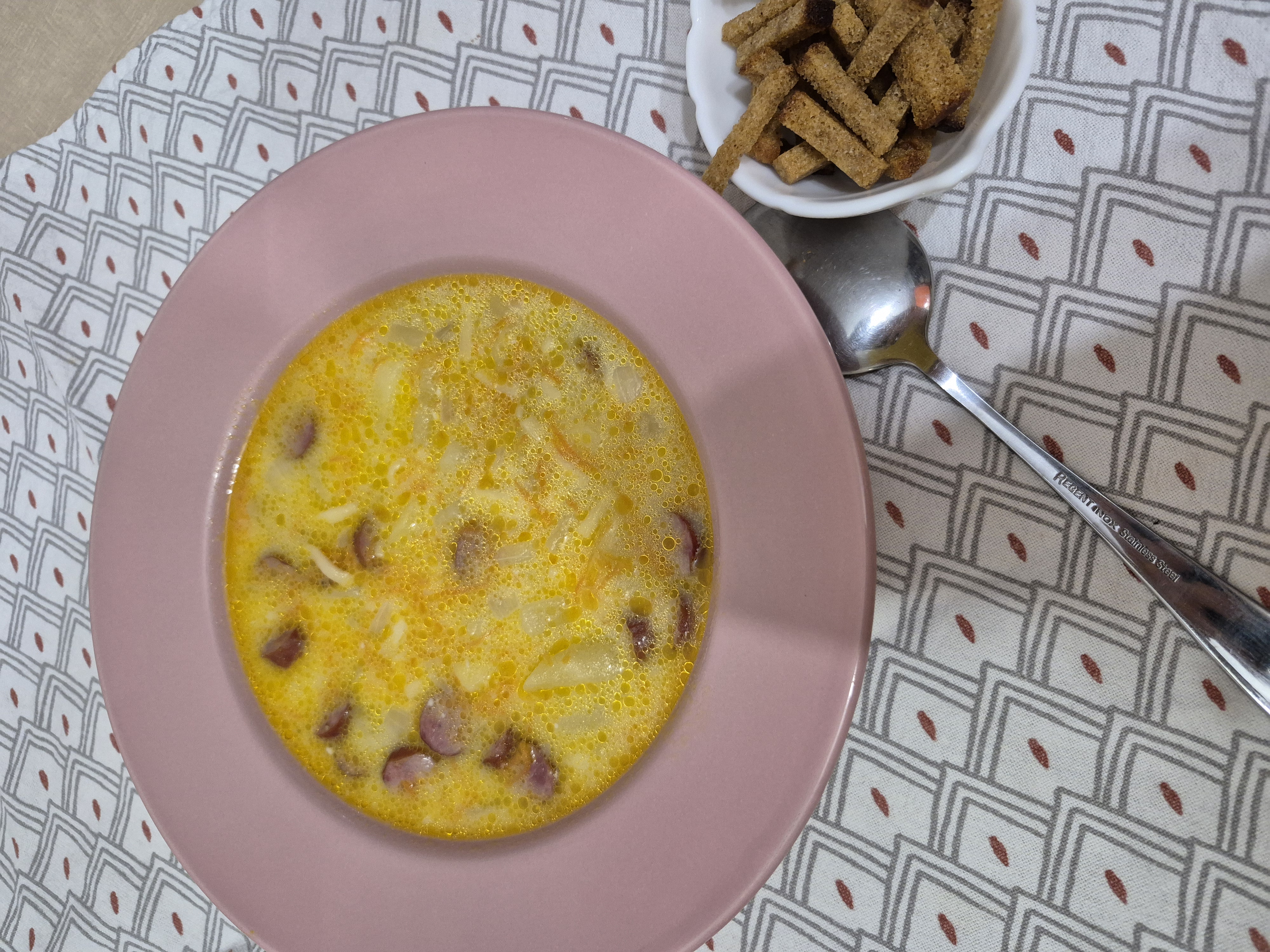 Сырный суп с охотничьими колбасками