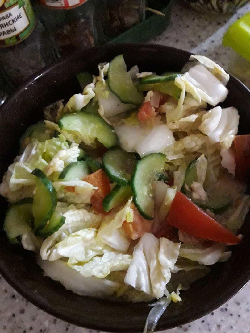 Салат с инжиром, авокадо и адыгейским сыром