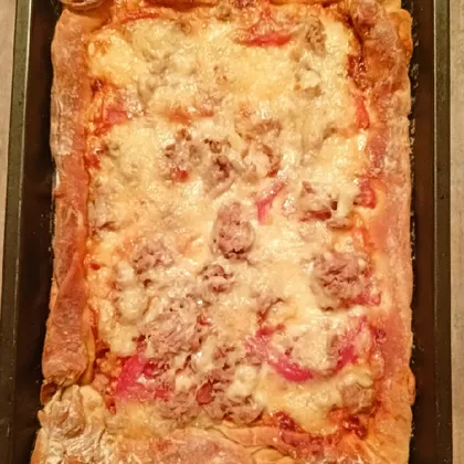 Открытый пирог/пицца из слоёного теста с консервированным тунцом
