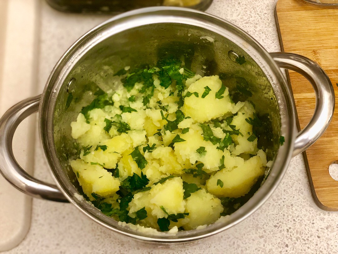Зеленый картофель можно. Зеленый картофель. Молодой картофель зеленоватый. Свареная зеленая картошка. Можно ли готовить зеленую картошку.