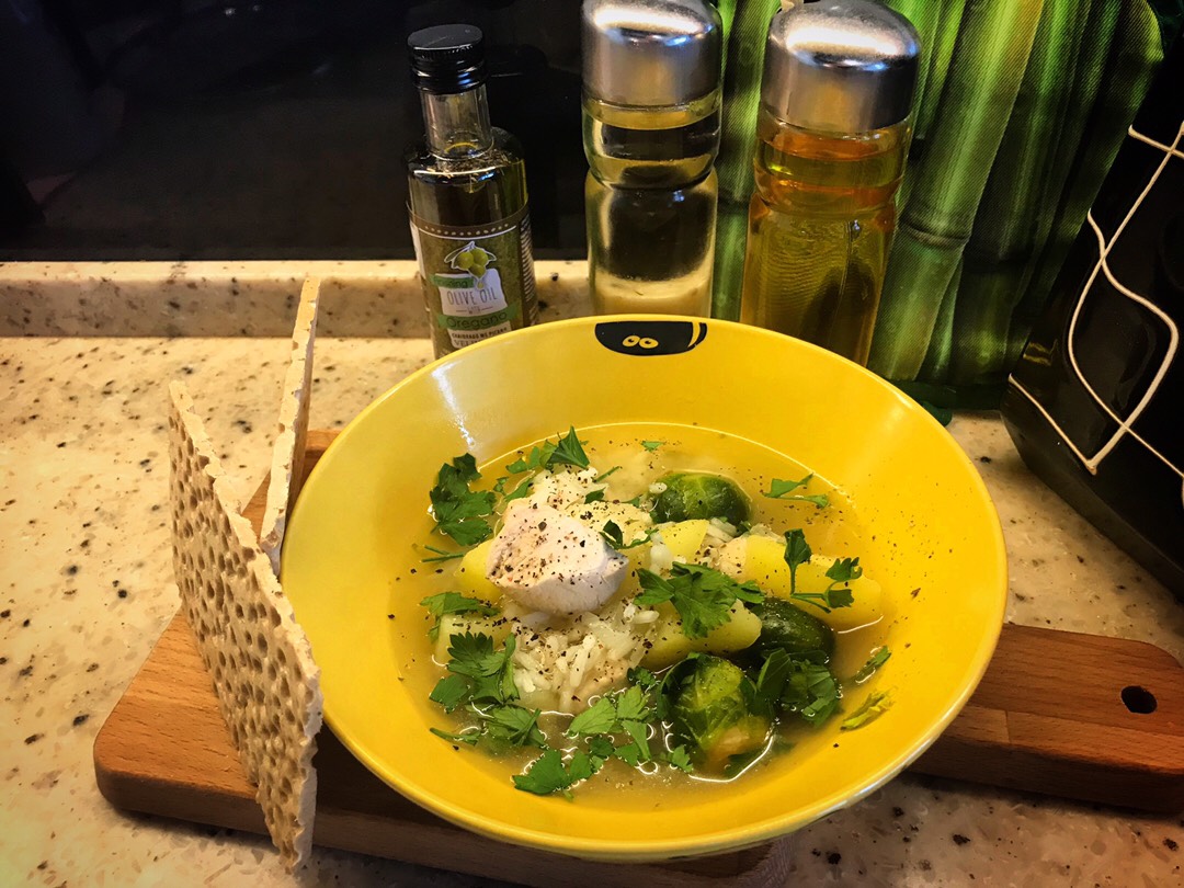 Куриный суп с рисом и брюссельской капустой