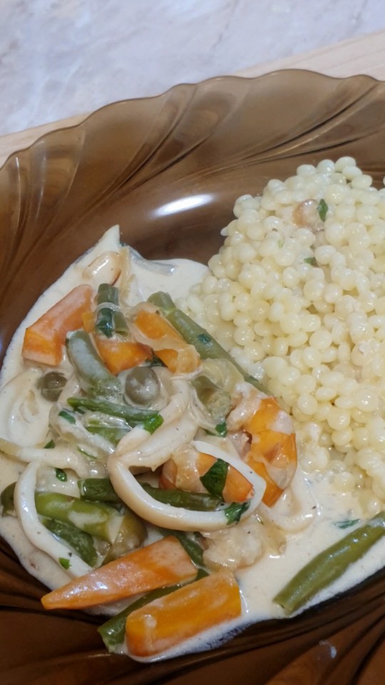 Соте из морепродуктов с яркими овощами и птитимом