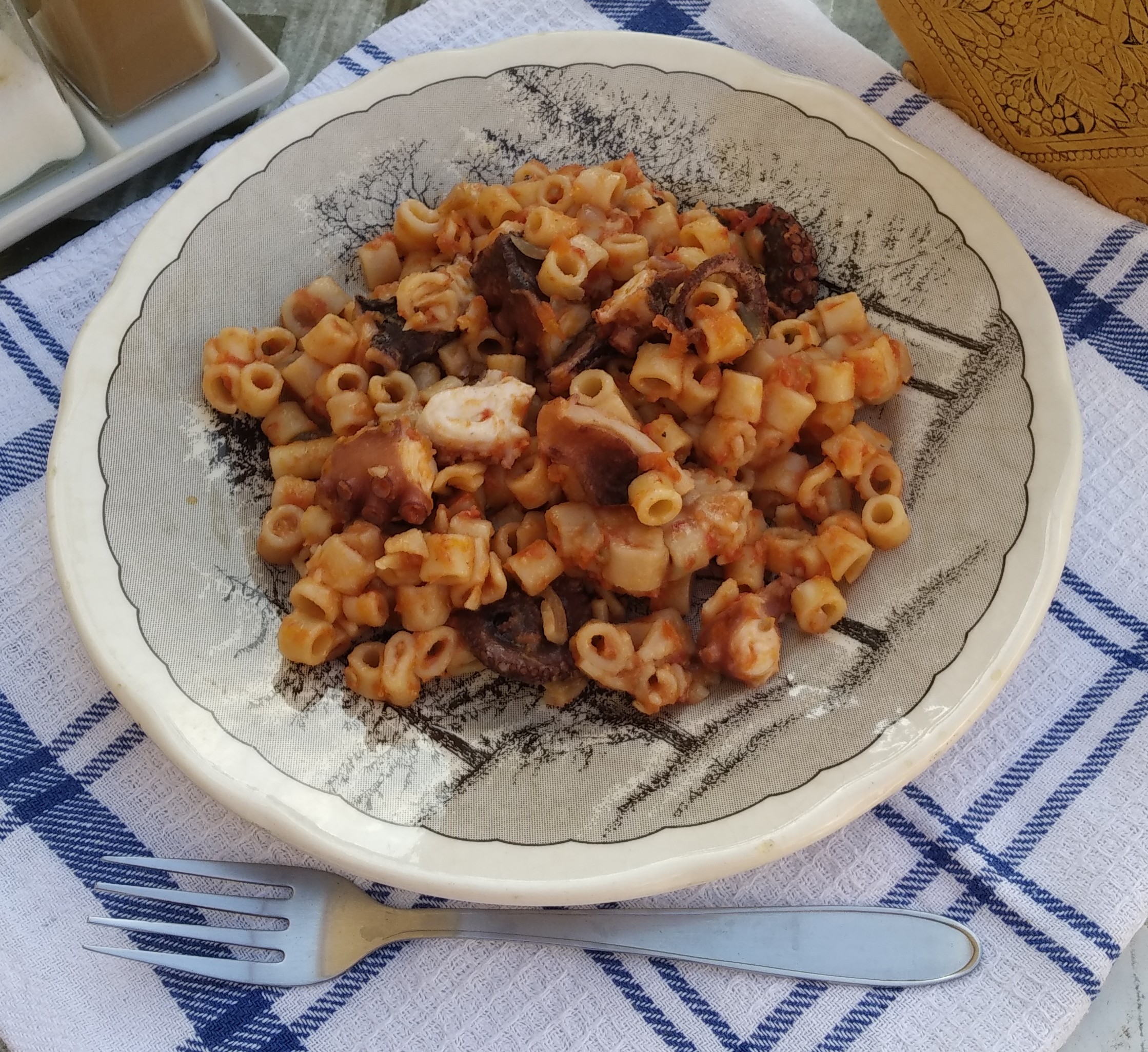 Осьминог с мелкими макаронами