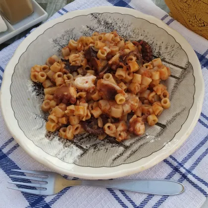 Осьминог с мелкими макаронами