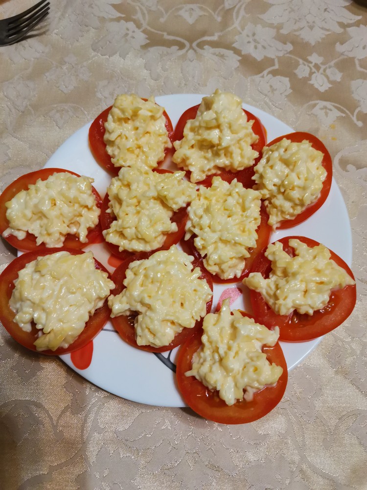 Помидоры с сыром и чесноком