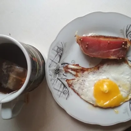 Чай с яйцом и тостом
