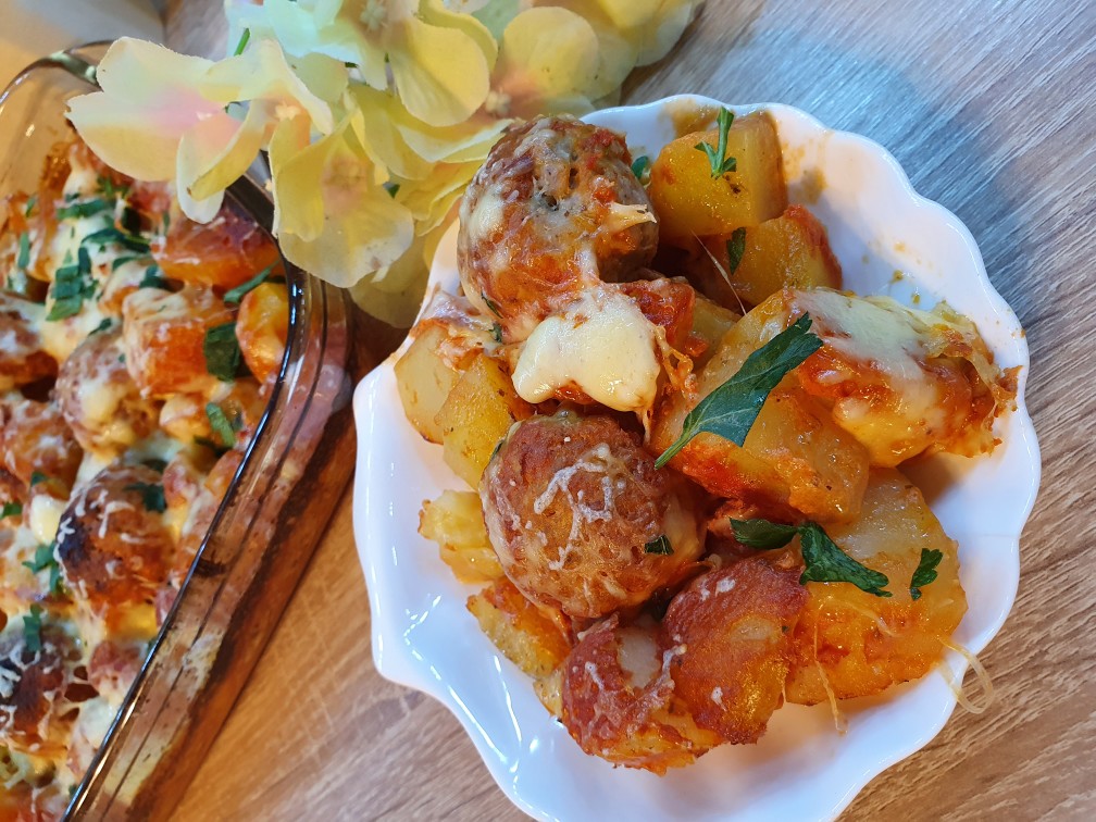 Запеченный картофель с фрикадельками