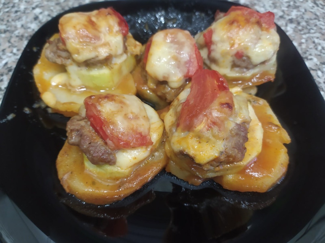 Запечённые овощи с мясными фрикадельками и сыром в томатном соусе