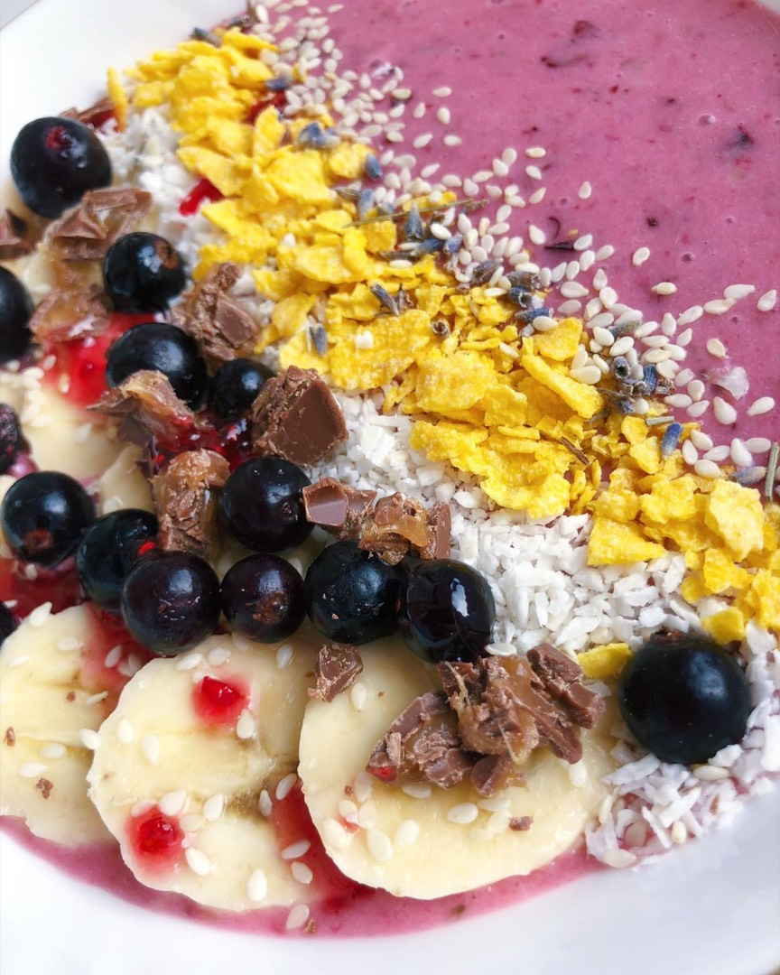 Смузи-боул из банана и ягод