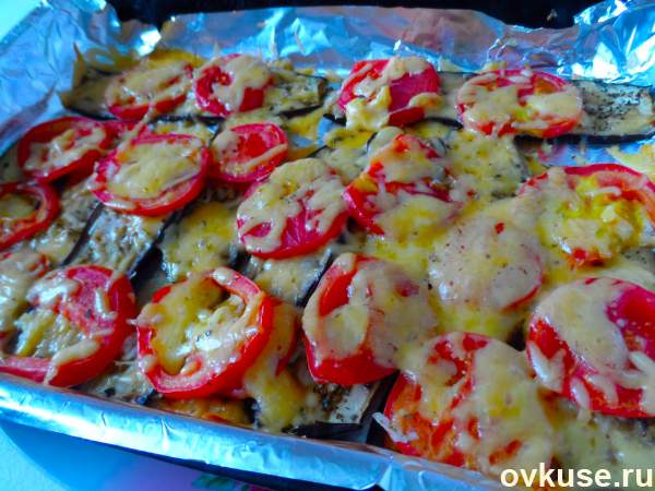 Запеченные баклажаны под помидорами и сыром