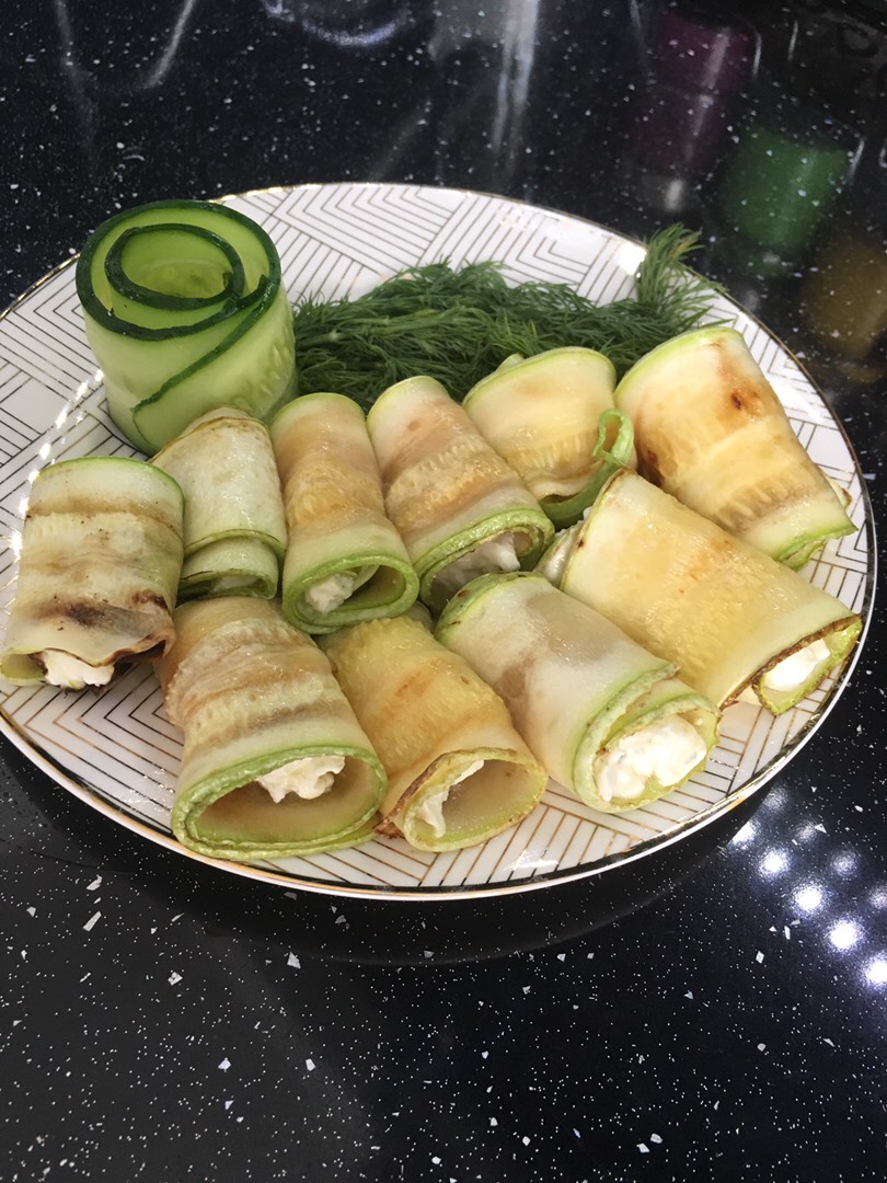 Рулетики из кабачков с сыром и чесноком