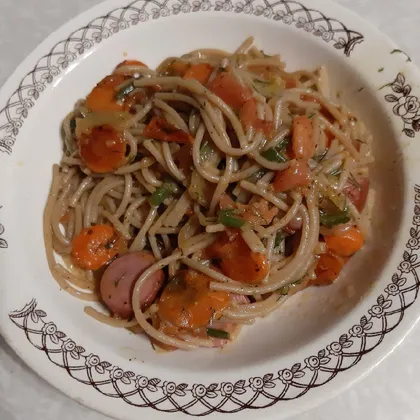 Гречневые спагетти с овощами и сосисками