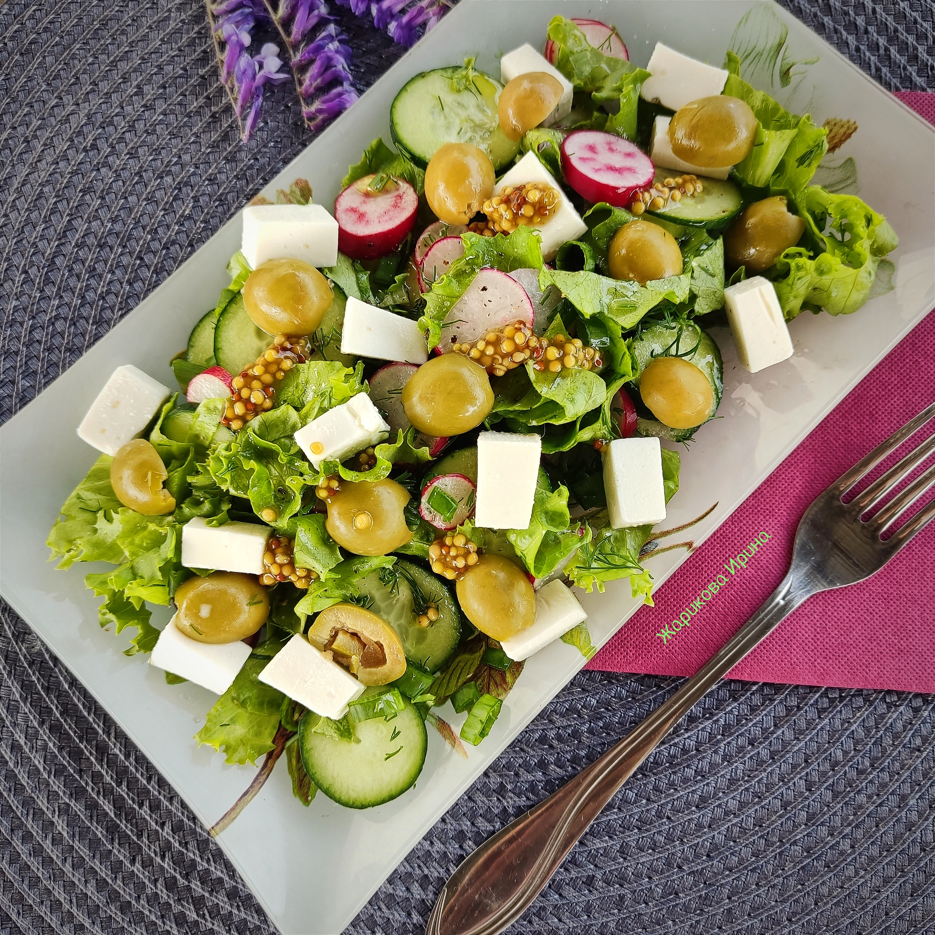 Салат с огурцом, редисом, сыром и оливками