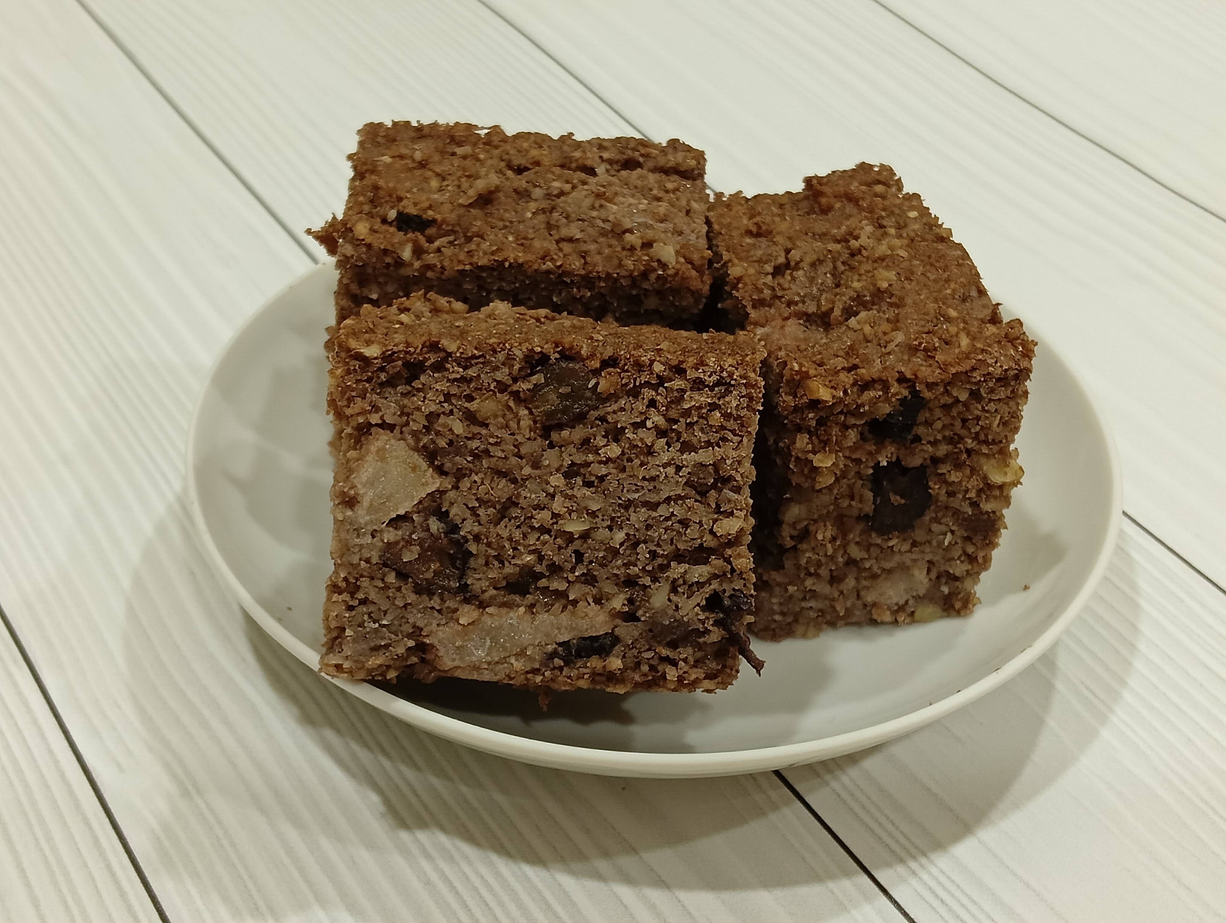 Гороховый хлеб с какао, грушей и изюмом