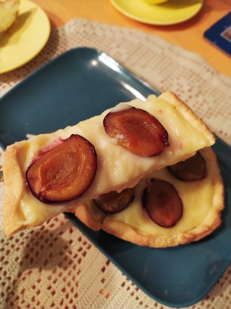 Песочная корзиночка с заварным кремом и сливами