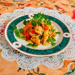 Тушеная капуста с курицей и овощами