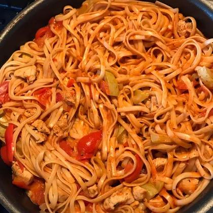 Спагетти с курицей и овощами в томатном соусе